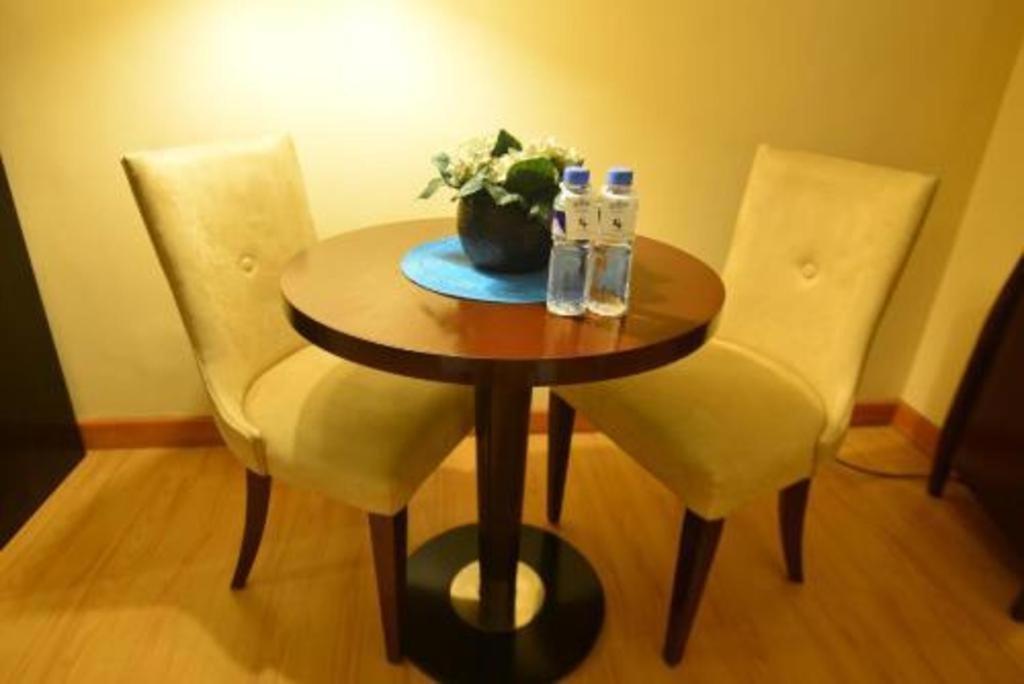 Lancaster Hotel Manila Mandaluyong Exteriör bild