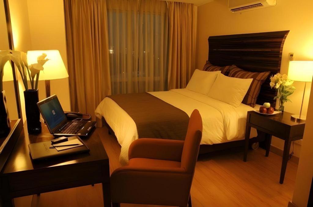 Lancaster Hotel Manila Mandaluyong Exteriör bild