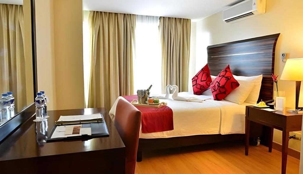 Lancaster Hotel Manila Mandaluyong Exteriör bild