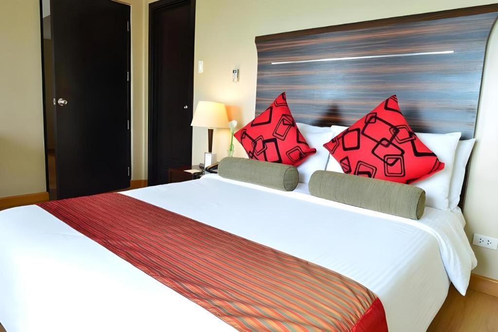 Lancaster Hotel Manila Mandaluyong Exteriör bild