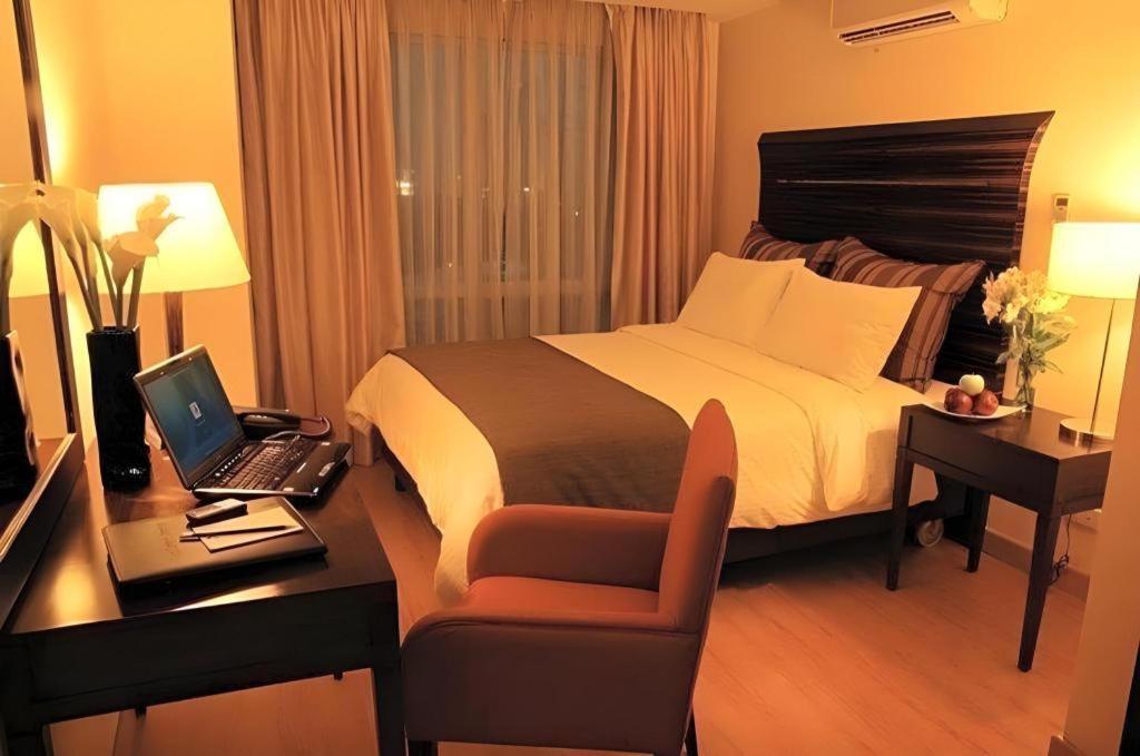 Lancaster Hotel Manila Mandaluyong Exteriör bild