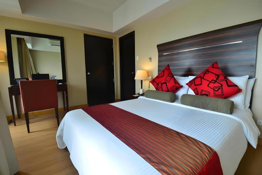 Lancaster Hotel Manila Mandaluyong Exteriör bild