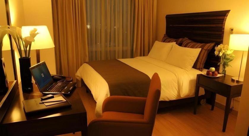 Lancaster Hotel Manila Mandaluyong Exteriör bild