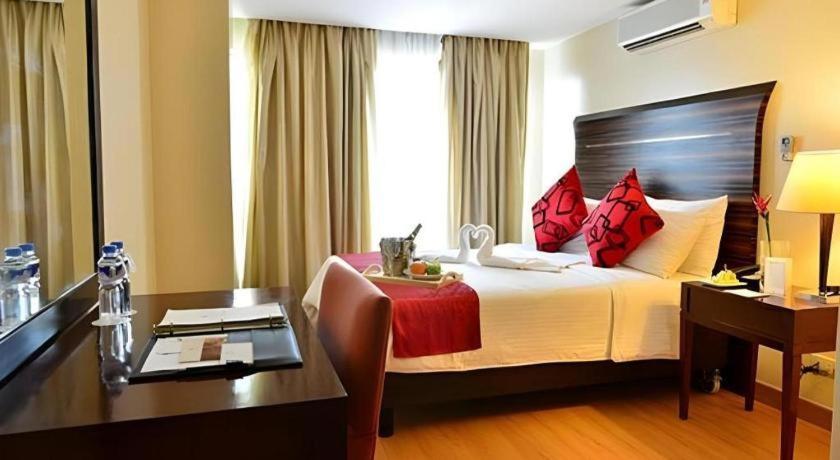 Lancaster Hotel Manila Mandaluyong Exteriör bild